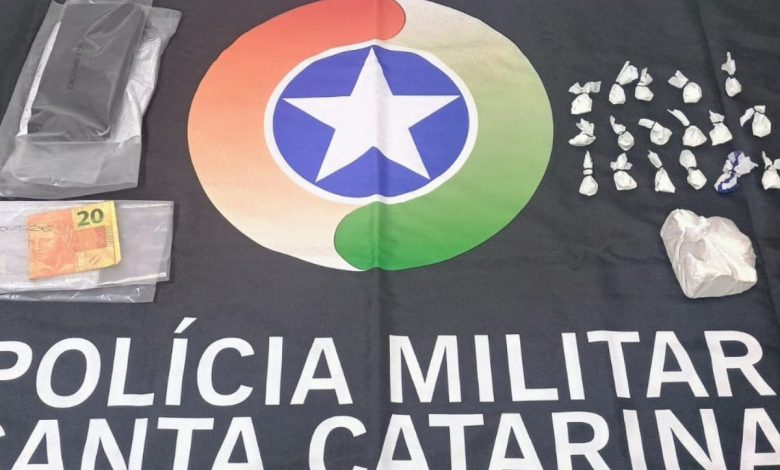Abordagem veicular termina com apreensão de cocaína e prisão por tráfico de drogas em Pomerode