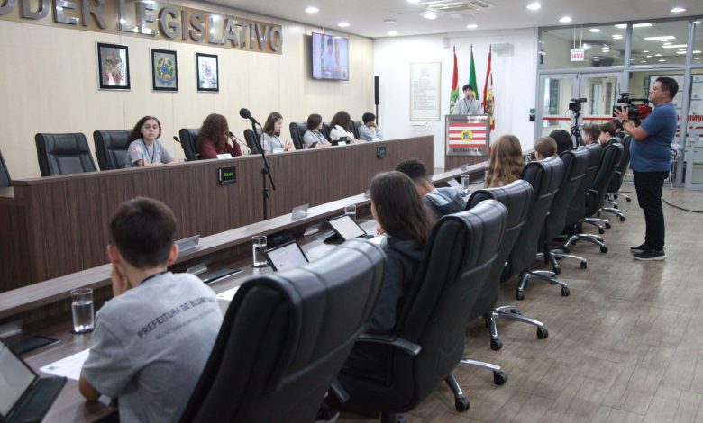 Saúde mental, segurança e inclusão dominam debates da Câmara Mirim de Blumenau