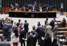 Fim da escala 6x1 é aprovado na Câmara e proposta segue para o Senado