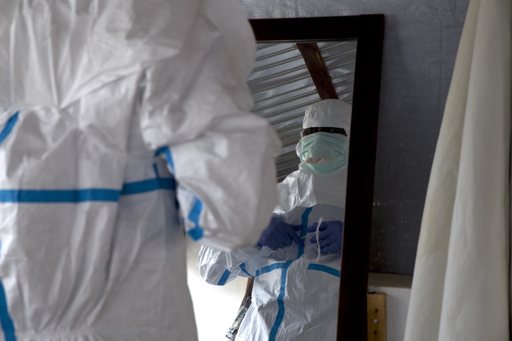 OMS emite alerta global após avanço de surto de Ebola na África