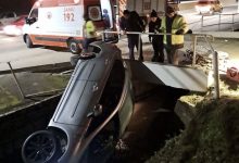 Motorista sofre grave acidente após carro sair da pista e cair dentro de ribeirão em Brusque
