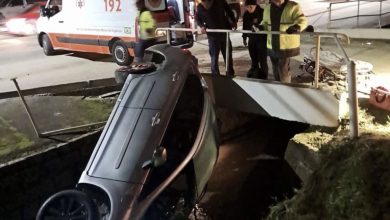 Motorista sofre grave acidente após carro sair da pista e cair dentro de ribeirão em Brusque
