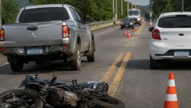 Motociclista fica em estado grave após colisão entre moto e dois veículos na BR-470, em Indaial