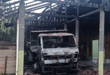 Incêndio em caminhão se espalha para garagem e ameaça residência