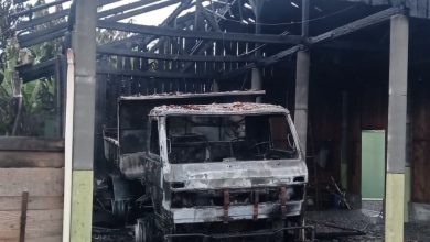 Incêndio em caminhão se espalha para garagem e ameaça residência