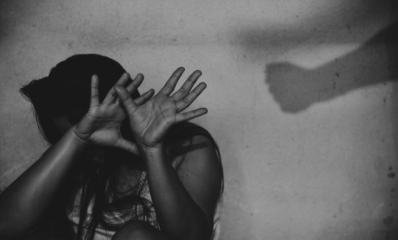 Após denúncias de gritos, PM encontra mulher ferida e prende marido por violência doméstica em Ascurra