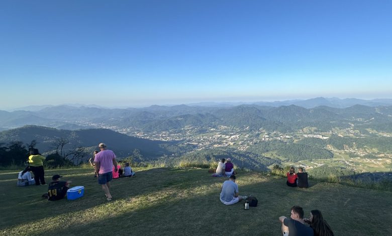 Timbó promove caminhada contemplativa ao amanhecer com foco em experiência ambiental no Morro Azul