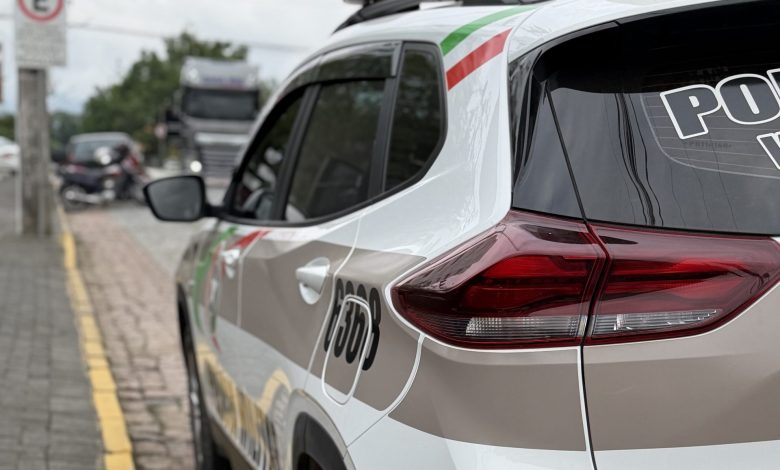 Sem CNH e com sinais de embriaguez, motorista bate em carros estacionados e acaba preso em Pomerode