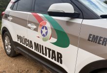 Mandado de prisão em aberto por roubo majorado leva homem à cadeia em Timbó