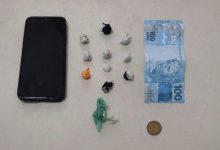 Traficante tenta escapar pelos telhados, mas acaba preso com crack e cocaína em Timbó