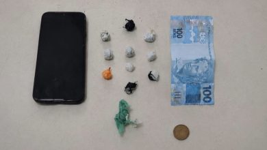 Traficante tenta escapar pelos telhados, mas acaba preso com crack e cocaína em Timbó