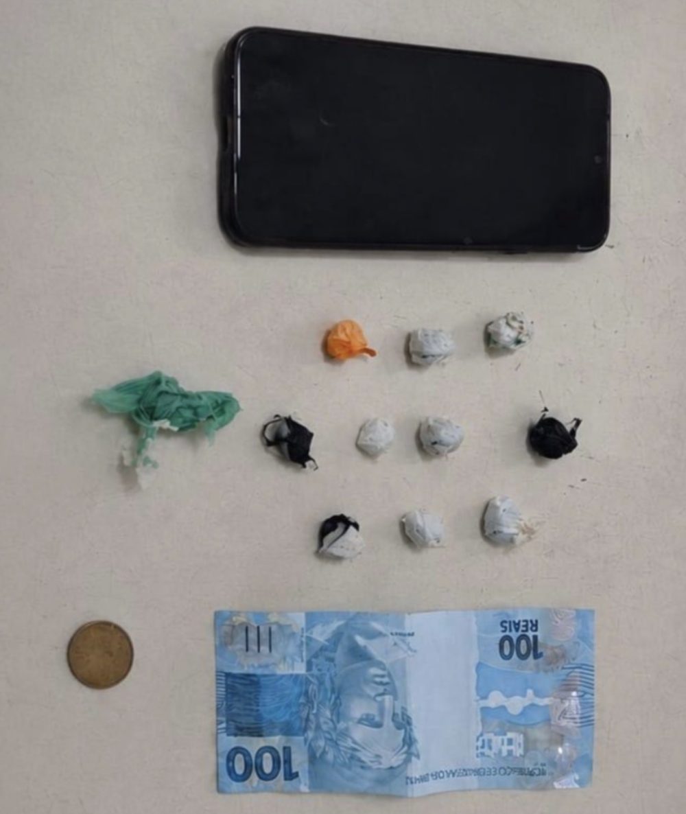 Traficante tenta escapar pelos telhados, mas acaba preso com crack e cocaína em Timbó