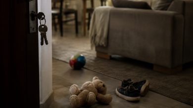 Duas crianças são encontradas sozinhas em casa e mãe acaba na delegacia em Blumenau
