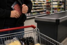 Homem é preso após sair de supermercado sem pagar por produtos em Timbó