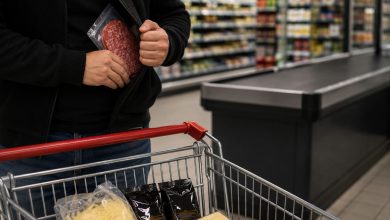 Homem é preso após sair de supermercado sem pagar por produtos em Timbó