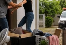 Discussão de casal termina com acusações de agressão e pertences jogados para fora de casa em Indaial