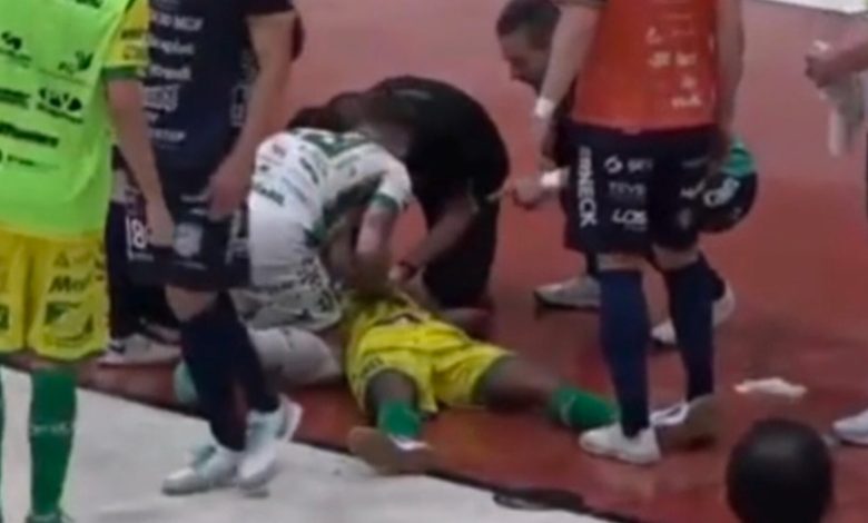 Lâmpada cai do teto e atinge jogador durante jogo de futsal em SC