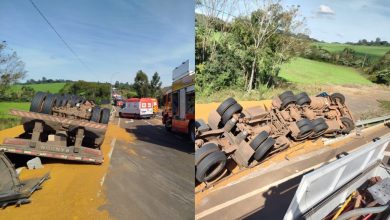 Esposa de caminhoneiro morre soterrada após caminhão tombar em SC