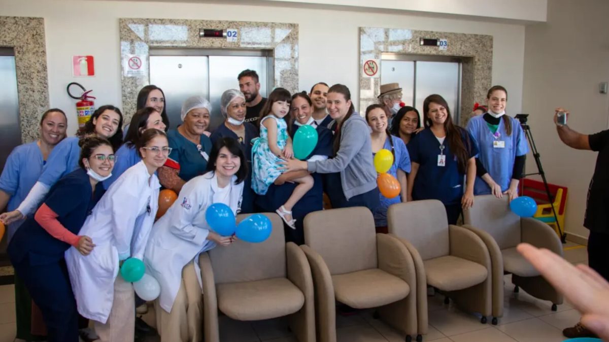 Pela primeira vez desde que nasceu, menina de 7 anos com condição rara deixa hospital