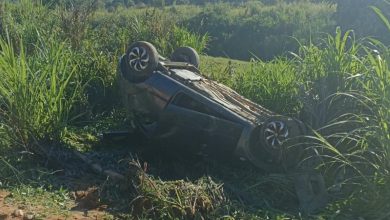 Mulher é encontrada dentro de veículo após capotamento em Timbó