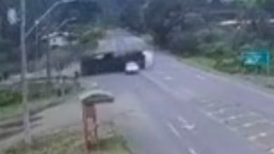 Carro escapa de caminhão desgovernado em SC, mas motorista do veículo de carga morre no acidente