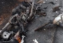 Moto colide contra carro e explode em rodovia após caminhonete cortar a frente em SC