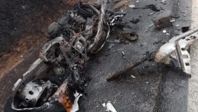 Moto colide contra carro e explode em rodovia após caminhonete cortar a frente em SC