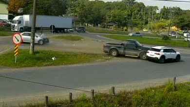 Acidente em trecho conhecido por colisões envolve três veículos na BR-470, em Blumenau