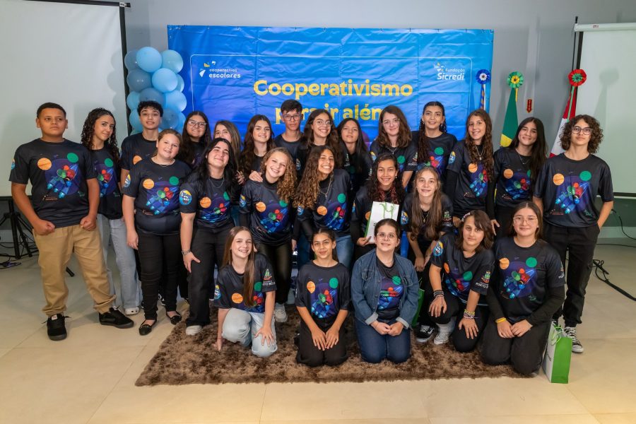 Assembleia escolar reúne alunos e marca fundação de cooperativa estudantil com apoio do Sicredi em SC