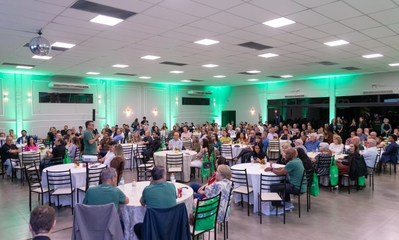 Com 30 jantares, Sicredi Vale Litoral SC aproxima associados e compartilha resultados da cooperativa