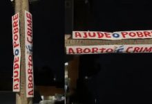 Quem colocou? Placas penduradas em postes chamam atenção e podem resultar em penalidades em Timbó