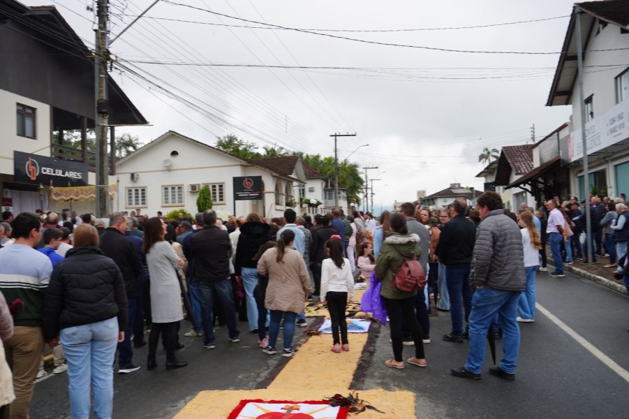 Rodeio celebra Corpus Christi com procissão, tapetes tradicionais e participação da comunidade