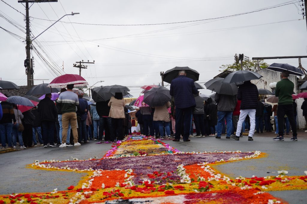 Rodeio celebra Corpus Christi com procissão, tapetes tradicionais e participação da comunidade