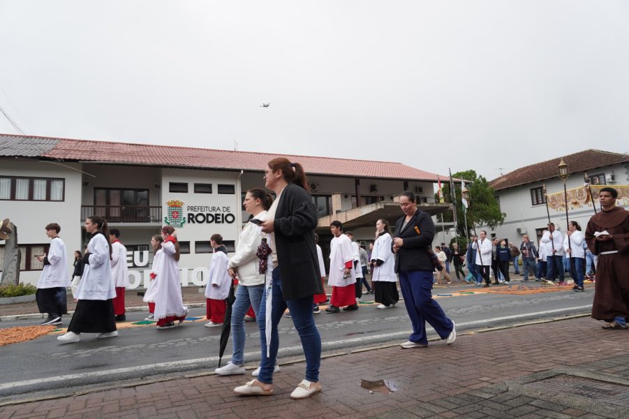 Rodeio celebra Corpus Christi com procissão, tapetes tradicionais e participação da comunidade