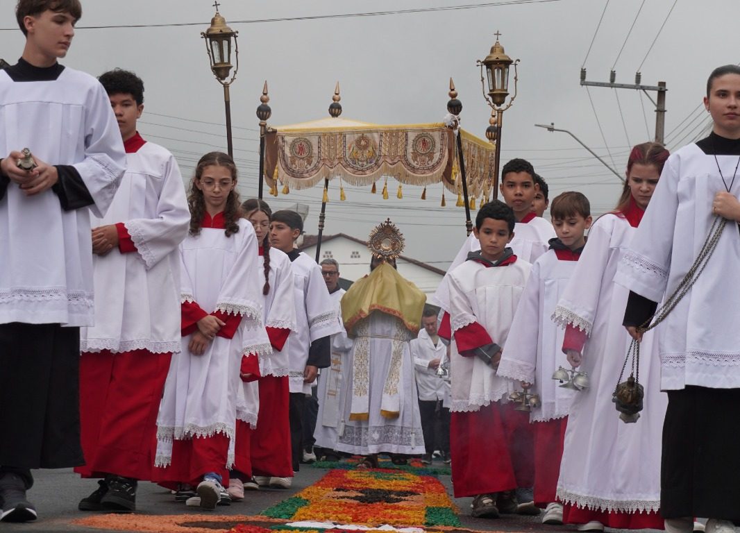 Rodeio celebra Corpus Christi com procissão, tapetes tradicionais e participação da comunidade