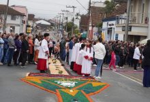 Rodeio celebra Corpus Christi com procissão, tapetes tradicionais e participação da comunidade