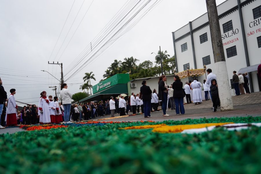 Rodeio celebra Corpus Christi com procissão, tapetes tradicionais e participação da comunidade