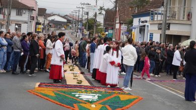 Rodeio celebra Corpus Christi com procissão, tapetes tradicionais e participação da comunidade