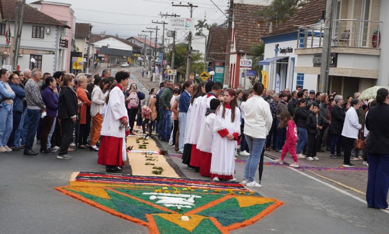 Rodeio celebra Corpus Christi com procissão, tapetes tradicionais e participação da comunidade