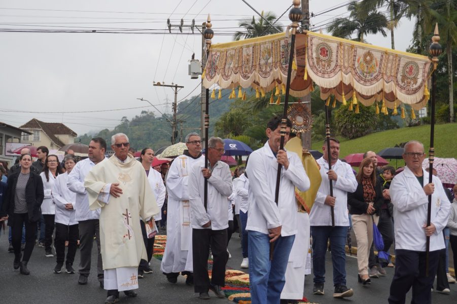 Rodeio celebra Corpus Christi com procissão, tapetes tradicionais e participação da comunidade