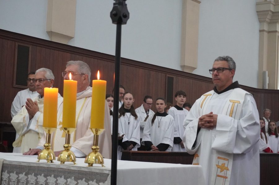 Rodeio celebra Corpus Christi com procissão, tapetes tradicionais e participação da comunidade