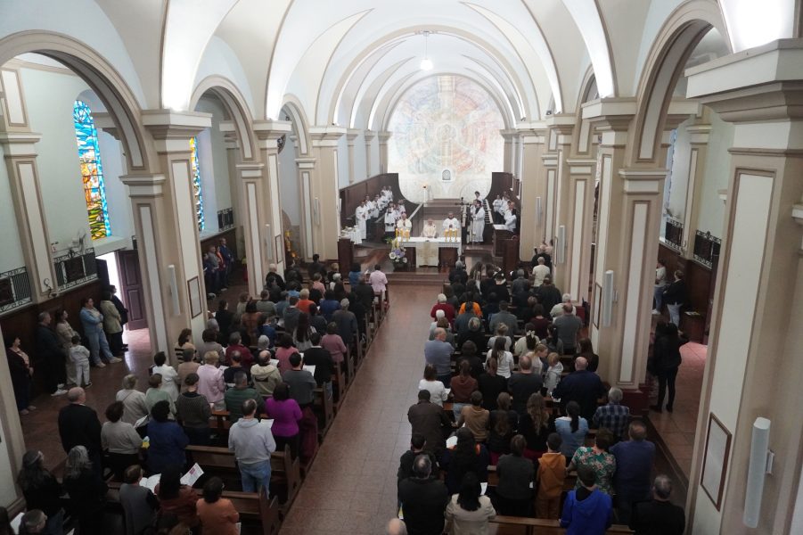 Rodeio celebra Corpus Christi com procissão, tapetes tradicionais e participação da comunidade