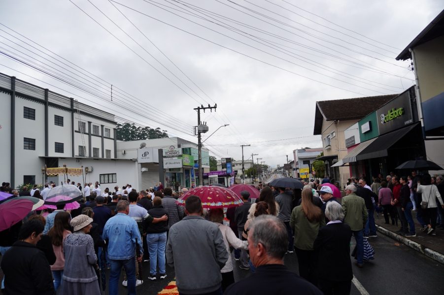 Rodeio celebra Corpus Christi com procissão, tapetes tradicionais e participação da comunidade