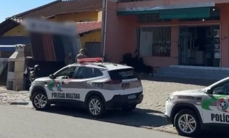 Homem tenta assaltar mercado em Timbó simulando estar armado, resiste à prisão e leva spray de pimenta