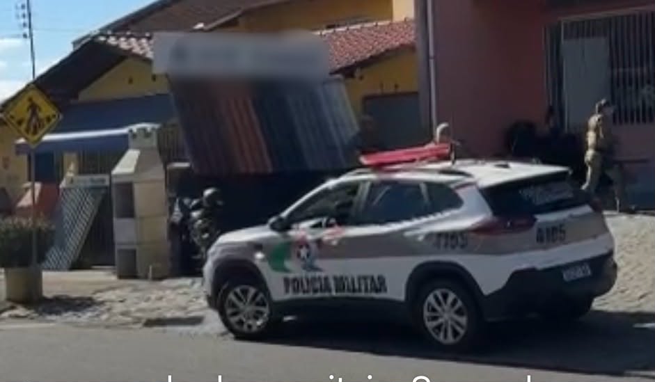 Homem é preso após tentar roubar mercado simulando estar armado em Timbó