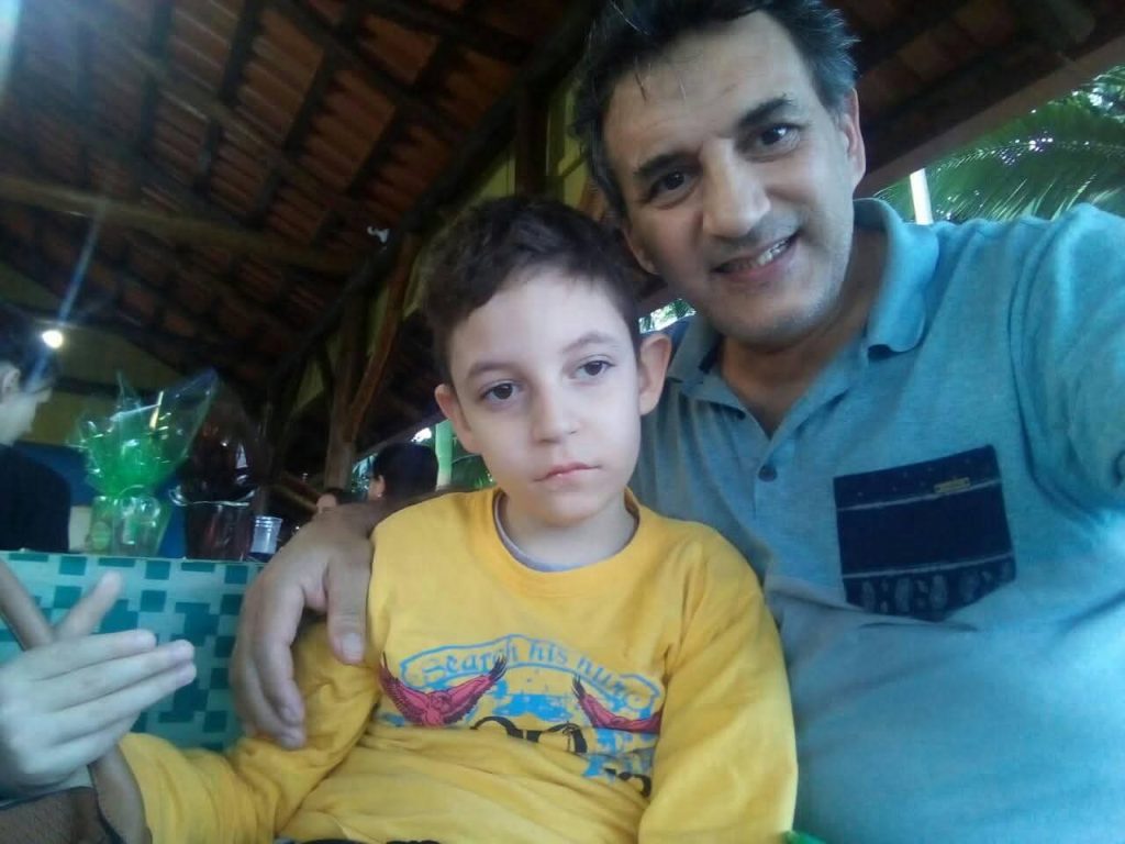 Conheça a história de Pablo: a batalha diária de um jovem com paralisia cerebral e de uma mãe que enfrenta o câncer