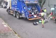 De bicicleta e sem errar: gari dá show de habilidade ao transformar coleta de lixo em golaço