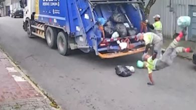 De bicicleta e sem errar: gari dá show de habilidade ao transformar coleta de lixo em golaço