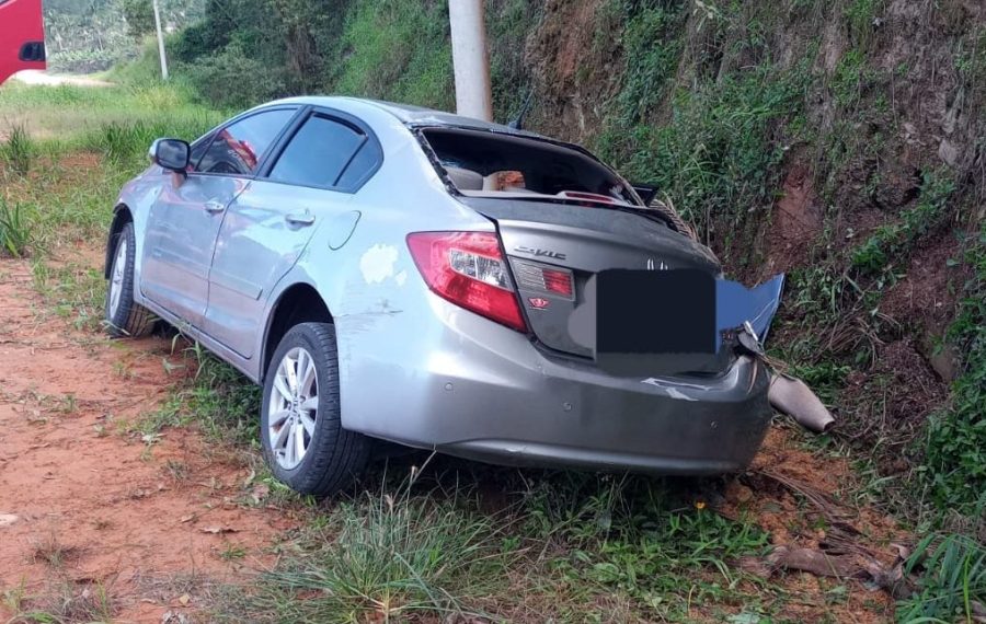 Acidente com cinco ocupantes termina com mulher hospitalizada após saída de pista em Ascurra
