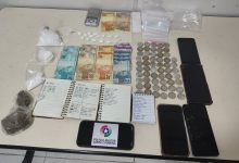 PM desarticula esquema de tráfico e apreende drogas, balança de precisão e dinheiro em Gaspar